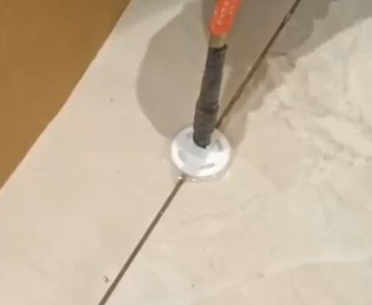 牧野瓷砖空鼓维修公司专业解答瓷砖在铺贴过程中，如果没有涂抹均匀到位的粘结材料（如水泥砂浆或瓷砖胶），可能会导致以下问题